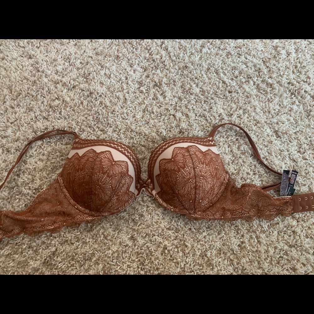 Victoria’s Secret push up! 🤎